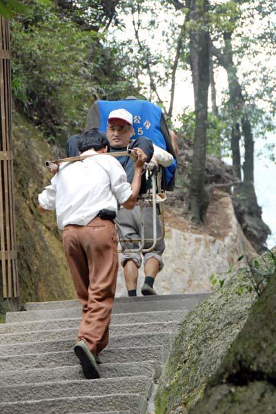 黄山有轿夫帮忙抬到山顶吗?黄山抬轿子怎么收费-图2 黄山有轿夫帮忙抬到山顶吗?黄山抬轿子怎么收费-图2