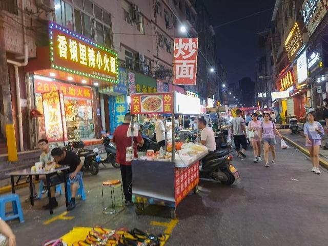 嘉兴夜市小吃一条街在什么地方？嘉兴中关村 停车收费吗