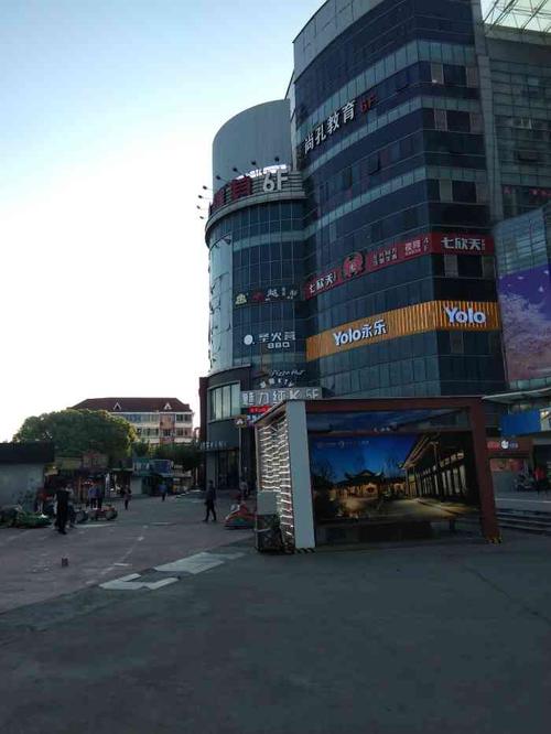 上海市南汇区惠南镇上有哪些大型的超市？南汇乐购停车收费吗