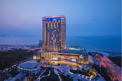 烟台滨海假日酒店是谁出资盖的？五星酒店叫餐收费
