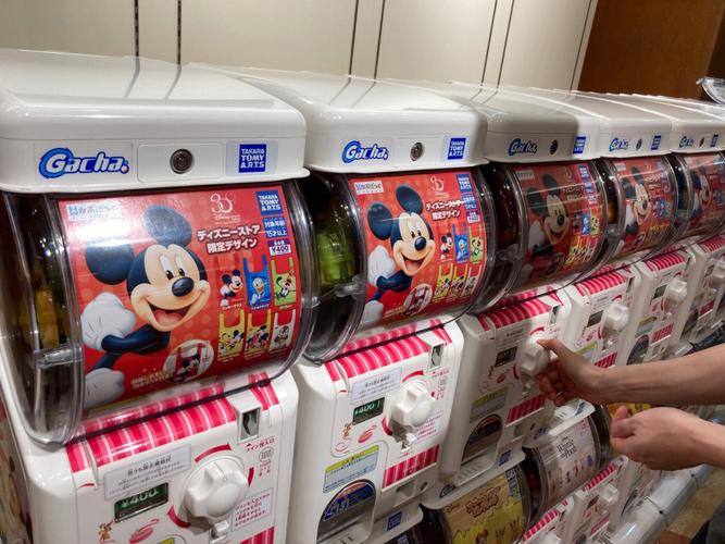 迪士尼有多少商店？东京迪斯尼存包收费吗