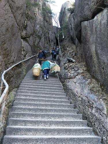 去黄山住山上行李怎么办？黄山山下行李寄存收费