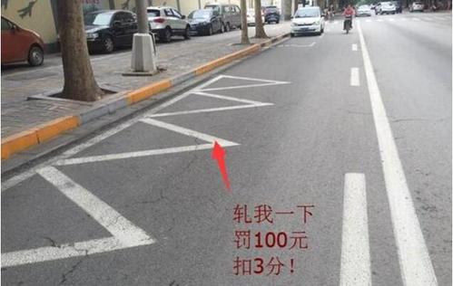 公交车道标志标线的设置？两路口停车收费标准