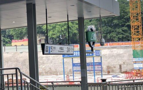 重庆轻轨，地铁同一站进出，会收多少钱？武汉轻轨站附近停车场收费