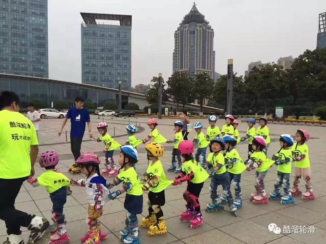 西安旱冰场推荐?西安轮滑班收费价格-图1 西安旱冰场推荐?西安轮滑班收费价格-图1