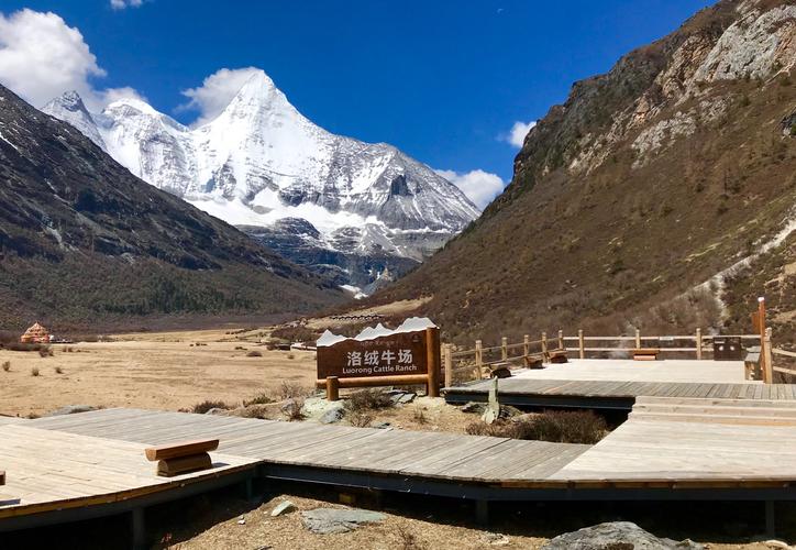 稻城亚丁景区门口有停车场吗?亚丁收费的-图2 稻城亚丁景区门口有停车场吗?亚丁收费的-图2