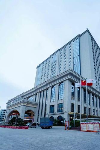 梅州市白天鹅酒店在哪里？梅州火车站收费站