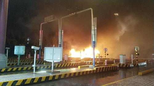 夜里小货车好上杭州高架吗？杭州北收费站夜晚图片大全