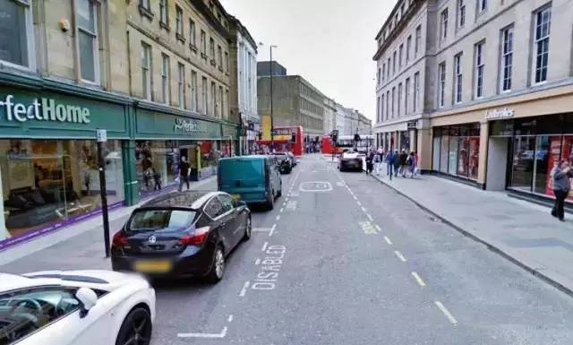 在英国,汽车是在左边停车还是在右边停车?英国 停车 收费-图2 在英国,汽车是在左边停车还是在右边停车?英国 停车 收费-图2