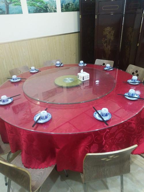 和男朋友单独吃饭，面对圆型餐桌，应该坐在一起还是面对面坐？在线选座收费