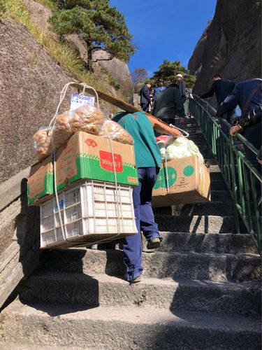 挑山工是什么?黄山挑山工收费-图1 挑山工是什么?黄山挑山工收费-图1