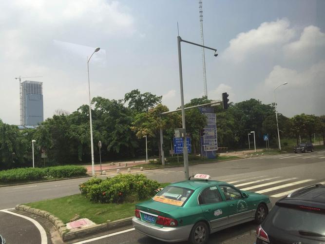 广州大学城路边停车违章吗？番禺大学城停车场收费