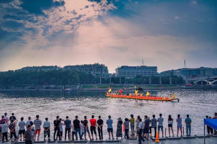 划龙舟有多少人?黄埔大桥清明收费吗-图3 划龙舟有多少人?黄埔大桥清明收费吗-图3