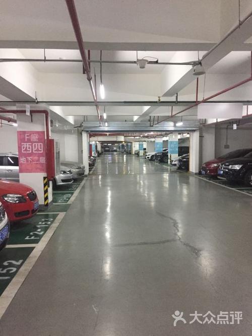 吉林世贸万锦大酒店，酒店有没有地下停车场？世茂大厦停车场收费