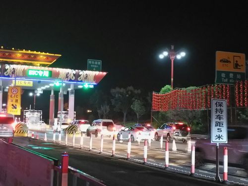 昆明到楚雄州多少公里？楚雄东收费站夜晚图片