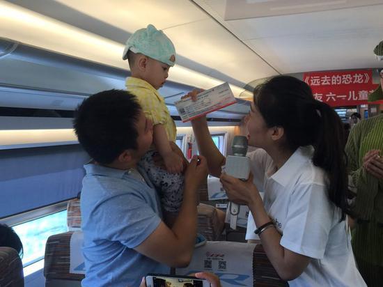 儿童一个人怎样坐高铁?带两孩子坐高铁收费吗-图1 儿童一个人怎样坐高铁?带两孩子坐高铁收费吗-图1