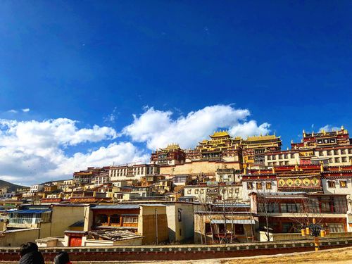 香格里拉松赞林寺和独克宗是一个地方吗?藏民家访收费-图2 香格里拉松赞林寺和独克宗是一个地方吗?藏民家访收费-图2