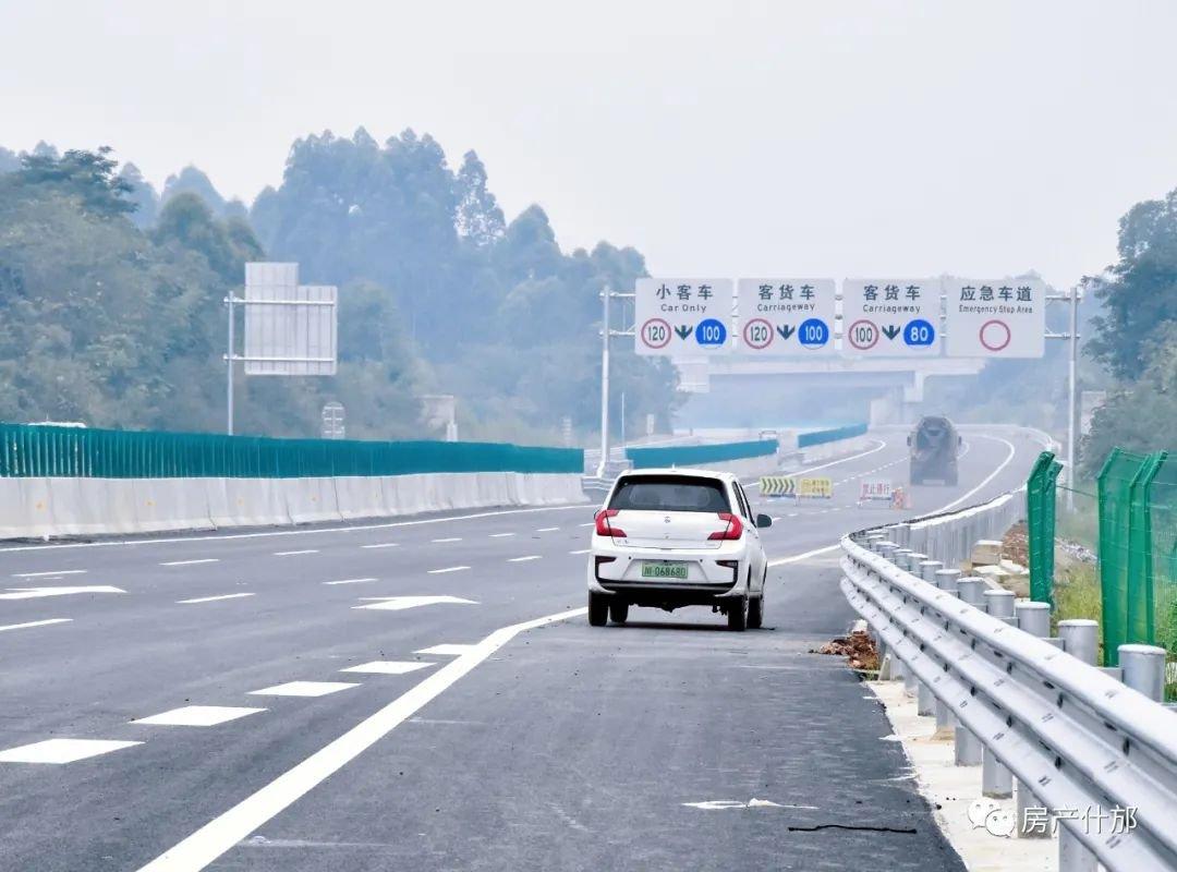 四川成万高速全线通车了吗？什邡停车按小时收费