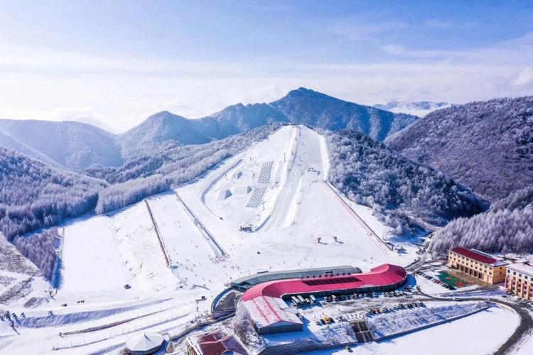 五峰国际滑雪场大还是神农架大？天燕滑雪场怎么收费