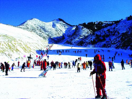 济南世纪园滑雪场和卧虎山哪个好？金象山 cs 还收费吗