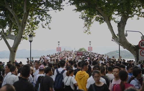 西湖国庆人多不多?西湖国庆节天气情况-图3 西湖国庆人多不多?西湖国庆节天气情况-图3