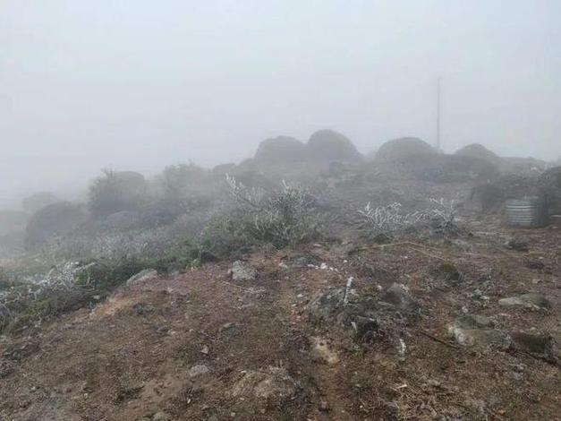 灵山东山结冰了吗?虎灵山天气情况-图2 灵山东山结冰了吗?虎灵山天气情况-图2