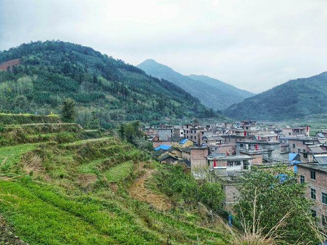 连山壮族瑶族自治县旅游景点？明天连山天气情况