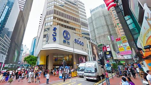 求推荐香港各种品牌比较全的商场，或是那种不错的小店一条街，主要天气开始热起来？荃湾区天气情况