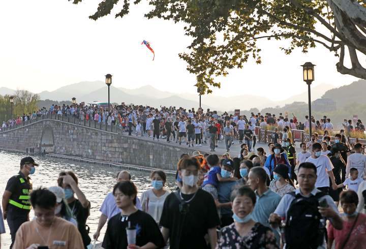 51杭州西湖人多吗？5.1杭州天气情况