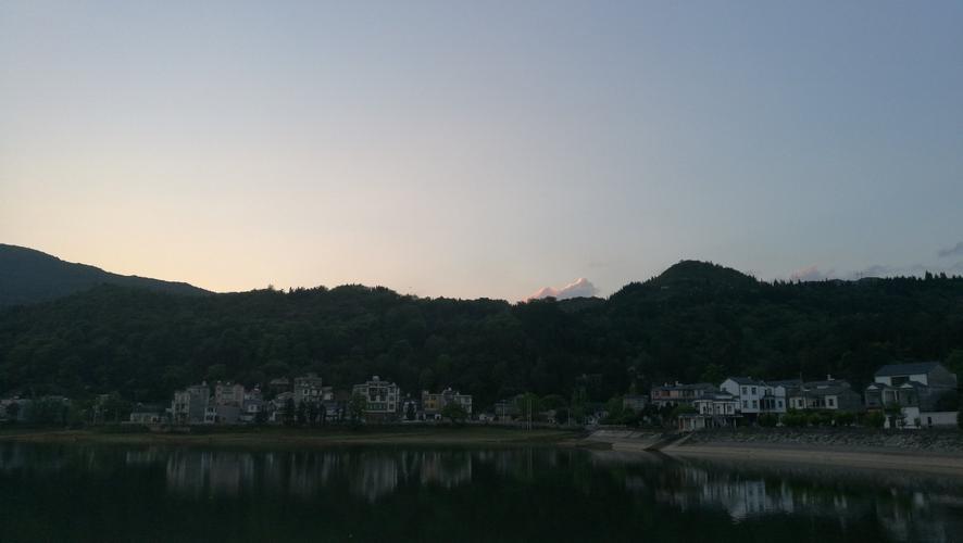 云南罗平的自然风景环境？云南罗平天气情况