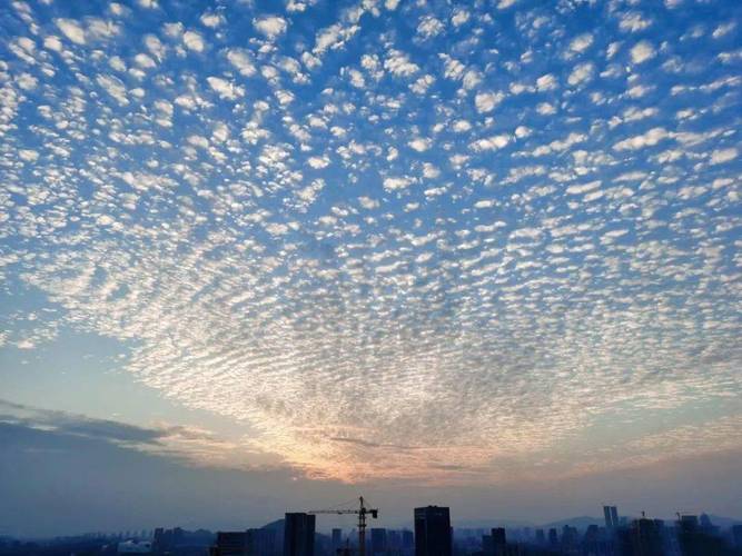 什么天气会出现厚云层?高积云天气情况-图2 什么天气会出现厚云层?高积云天气情况-图2