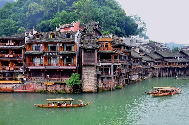 凤凰古城这几天天气适合旅游吗？查最近凤凰天气情况