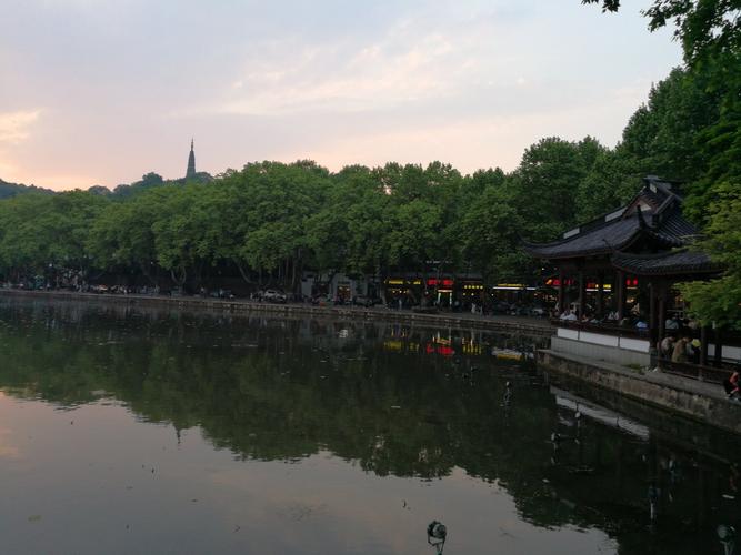 杭州下周的天气适合旅游吗？今晚杭州西湖天气情况
